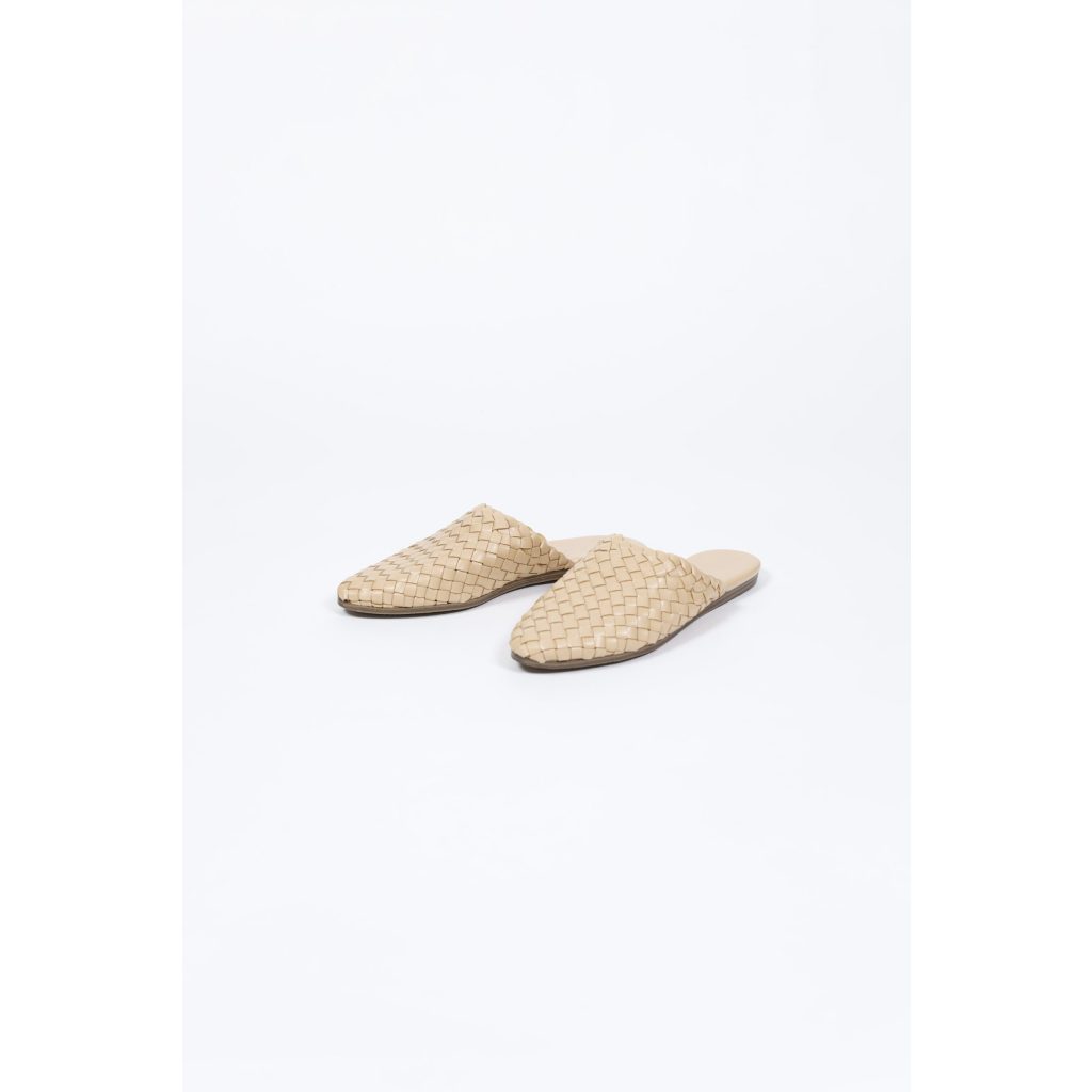 Universal Threads Nude Women’s Leather Flats